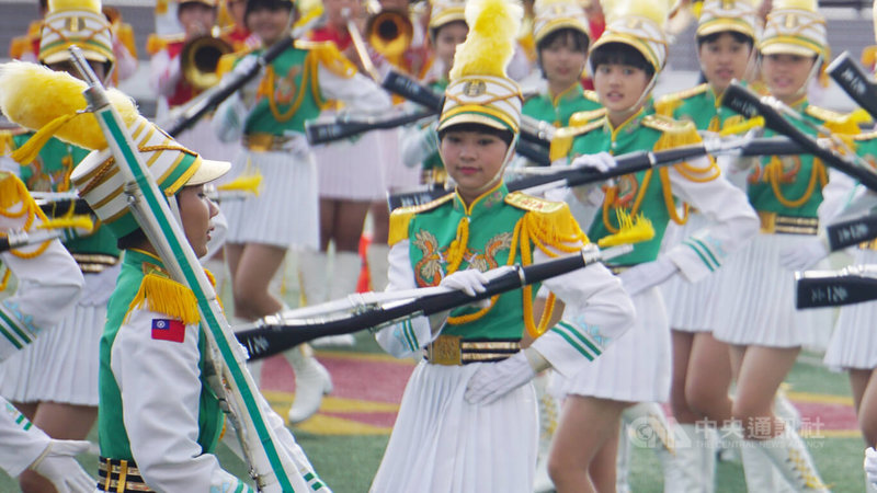 北一女樂儀旗隊赴美國參加2023年玫瑰花車遊行,28日在當地排練,學生衣袖上帶著中華民國國旗。 中央社記者林宏翰洛杉磯攝 111年12月29日