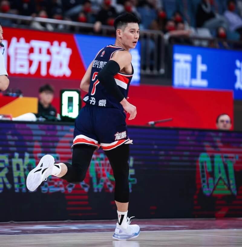 效力中國男子籃球職業聯賽（CBA）廣州龍獅的台裔球星林書豪，29日宣布提前結束賽季，返回美國與家人討論下一步。（圖取自facebook.com/jeremylin7）