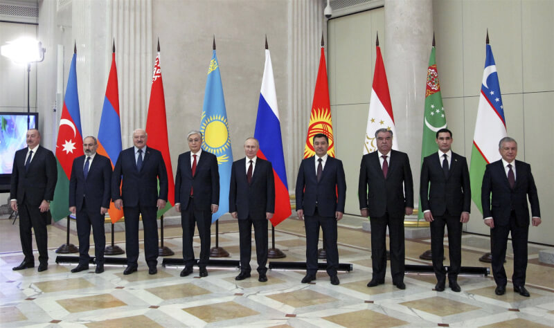 俄羅斯總統蒲亭（中）在獨立國協領袖峰會送給8國領袖每人一枚金戒。圖為26日峰會領袖合影。（Konstantin Zavrazhin, Sputnik, Kremlin Pool Photo via 美聯社）