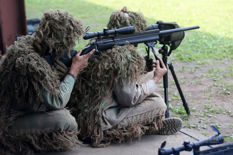 國防部副部長柏鴻輝說，未來若義務役役男的射擊能力好，例如打靶100發全數滿靶，可參與特殊狙擊槍訓練。圖為海軍陸戰隊示範狙擊槍射擊。（中央社檔案照片）