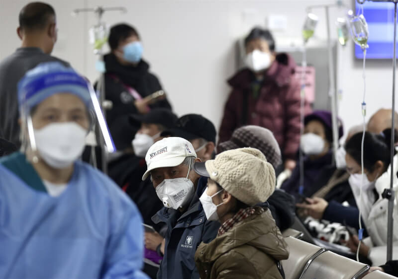 英國醫療資訊分析公司Airfinity上修中國每日感染COVID-19死亡人數，從5000人上修至每天恐有9000人死亡。圖為27日民眾在北京朝陽醫院發熱門診等候就診。（中新社）