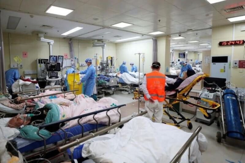 圖為27日北京朝陽醫院醫務人員照顧病人。（China Daily via 路透社）