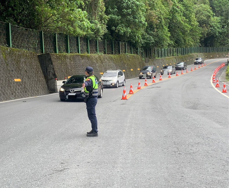 公路總局預估112年元旦連假蘇花路廊雙向交通量將有逾7萬輛次，花蓮新城警分局就轄內台9線、台8線及七星潭風景區等處，規劃18處交通疏導崗哨。圖為日前台9線交管情形。（新城警分局提供）中央社記者張祈傳真  111年12月29日