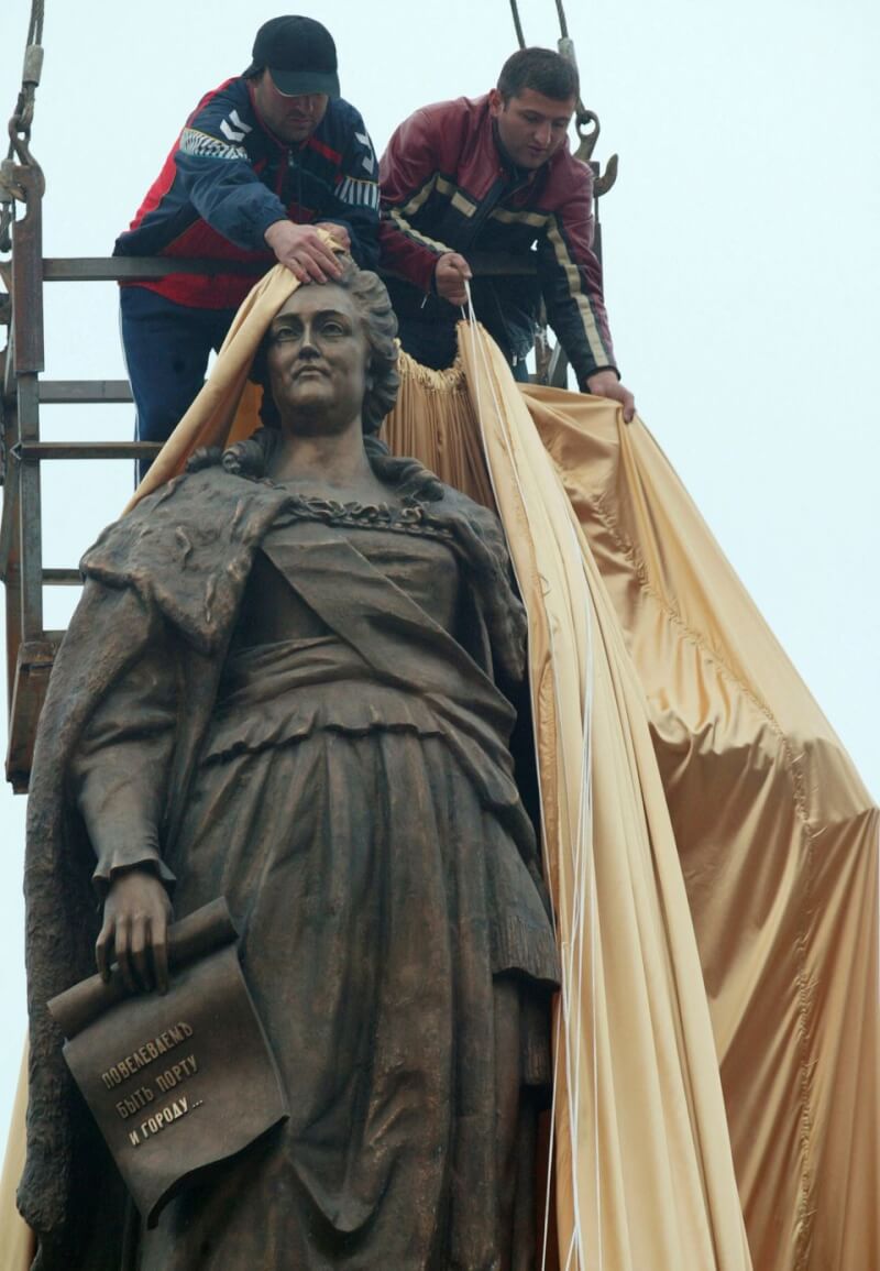 烏克蘭黑海港市敖德薩議會28日移除俄羅斯帝國女皇凱薩琳大帝的紀念碑。圖為2007年凱薩琳大帝紀念碑修復完成。（路透社）