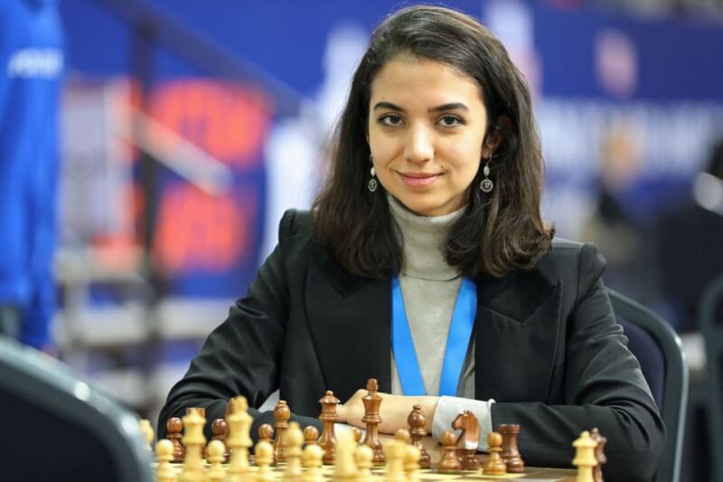 伊朗西洋棋女子選手哈德28日在哈薩克參加國際比賽時沒戴頭巾，似乎在聲援國內的反政府示威。（路透社）