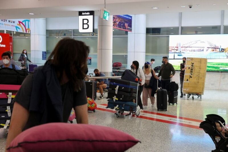 美國、日本等國陸續對中國入境的旅客恢復實施強制篩檢措施，不過澳洲和紐西蘭29日表示暫時不會跟進。圖為旅客入境雪梨機場。（路透社）