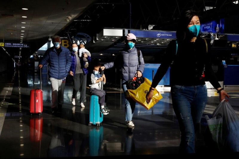 圖為27日北京首都機場旅客。（路透社）