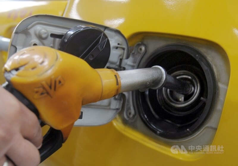 中油宣布，6日凌晨零時起，汽、柴油各調降新台幣0.1元及0.3元。（中央社檔案照片）
