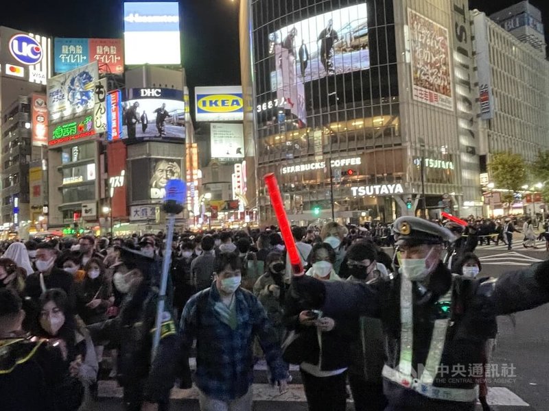 東京JR澀谷車站前的全向十字路口是日本年輕人歡慶節日最愛聚集的聖地。鑑於COVID-19疫情未歇，為避免民眾群聚，澀谷區決定2022年不辦跨年活動，並派警力維安。中央社記者楊明珠東京攝  111年12月30日