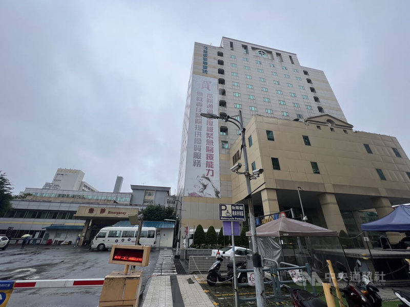 新北市新店耕莘醫院13樓病房30日凌晨發生火警，80歲熊姓女子在病床旁點香要為89歲丈夫蔡姓男子禱告時，香頭不慎碰到丈夫的氧氣面罩，瞬間引發火勢，男子上半身遭燒傷，無生命跡象。（翻攝照片）中央社記者高華謙傳真 111年12月30日