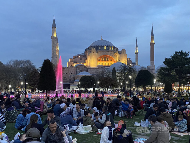 2023年將至，土耳其旅遊業者指出，今年沒有人願意待在家中跨年，赴歐洲旅行則是另一受歡迎的選項。圖為土耳其民眾外出歡度開齋節，攝於4月9日。中央社記者鍾佑貞伊斯坦堡攝  111年12月30日