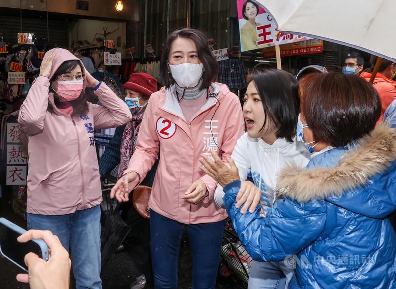 國民黨台北市第3選區立委補選候選人王鴻薇（前左2）30日上午在台北市議員徐巧芯（前左3）、秦慧珠（前左1）等人陪同下，到南京市場掃街拜票，受到民眾熱情歡迎。中央社記者鄭清元攝  111年12月30日