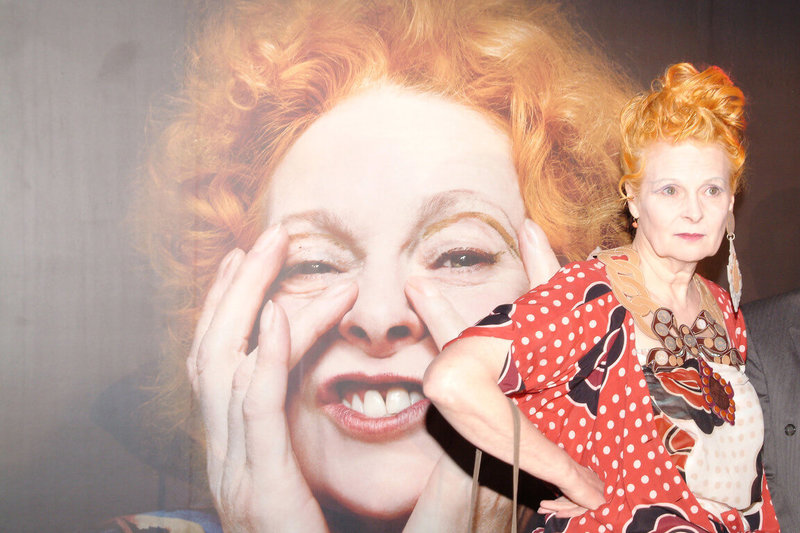 有「龐克教母」之稱的英國時裝設計師薇薇安魏斯伍德（Vivienne Westwood）30日辭世，她在2005年間曾為台北市立美術館特展「薇薇安．魏斯伍德的時尚生涯」訪台。（台北市立美術館提供）中央社記者王寶兒傳真 111年12月30日