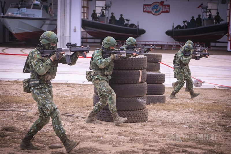 總統蔡英文30日到澎湖視導國軍部隊，觀看陸軍航空特戰指揮部兩棲偵察營官兵進行實戰化射擊演練（圖）。中央社記者王騰毅攝 111年12月30日