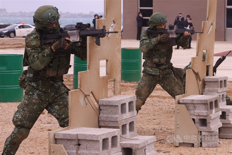 圖為陸軍航空特戰指揮部兩棲偵察營官兵實戰化射擊演練。中央社記者王騰毅攝 111年12月30日