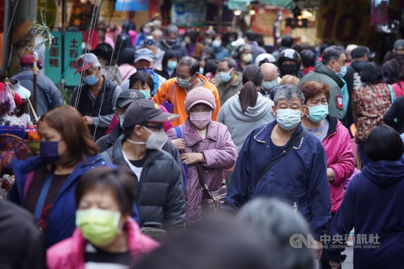 中央流行疫情指揮中心公布30日國內新增2萬7220例本土病例。圖為台北北投市場逛街消費民眾，大多都戴好口罩防疫。（中央社檔案照片）