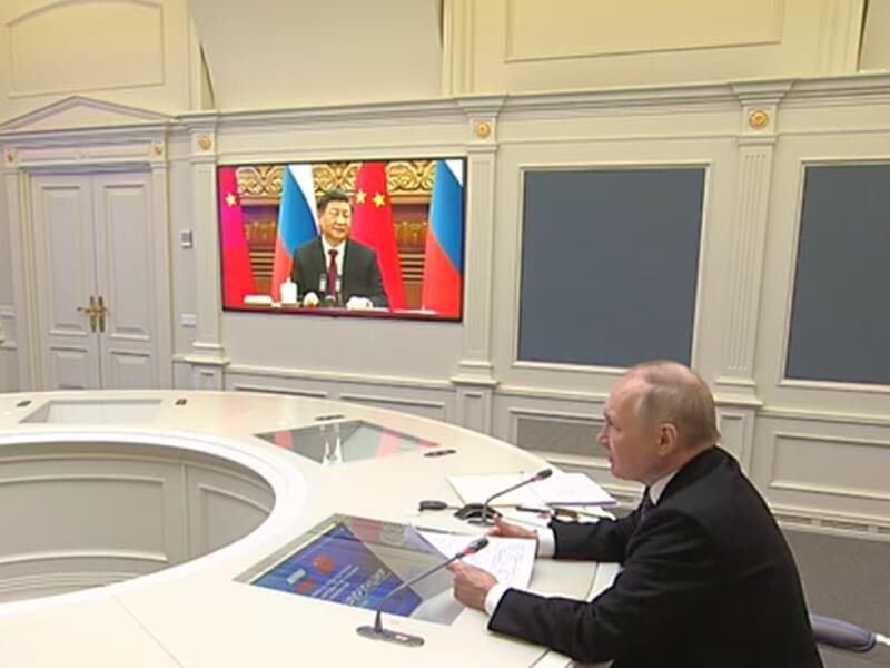 俄羅斯總統蒲亭（前）30日在視訊會談告訴中國國家主席習近平，他渴望加強俄中軍事合作。（圖取自克里姆林宮網頁kremlin.ru）