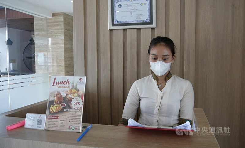 在一間飯店擔任服務生的阿育（Ayu）一畢業就遇到峇里島重新對國際遊客開放，非常期待疫情後峇里島能回到往日榮景。中央社記者李宗憲峇里島攝 111年12月30日