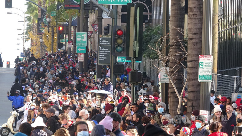 美國加州洛杉磯近郊巴沙迪納（Pasadena）每年元旦舉行玫瑰花車遊行，結合大型花車、行進樂隊與馬術隊演出，吸引數十萬人到場觀賞。圖為2022年元旦道路兩旁人潮。中央社記者林宏翰洛杉磯攝  111年12月30日