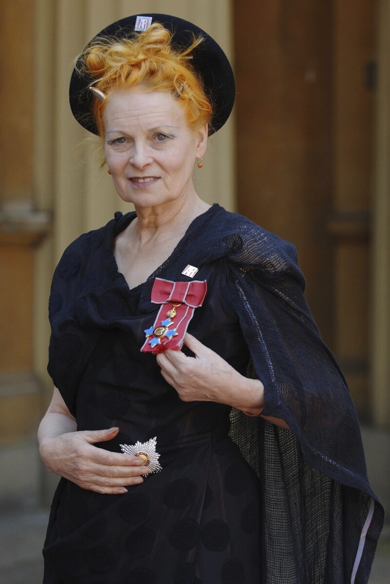 薇薇安魏斯伍德2006年獲封女爵士，出席在倫敦白金漢宮舉行的授​​勳儀式。（Fiona Hanson, Pool via 美聯社）