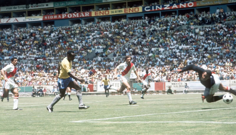 比利（左2）在1970年世界盃對上祕魯的比賽中踢球。（圖取自FIFA網頁fifa.com）