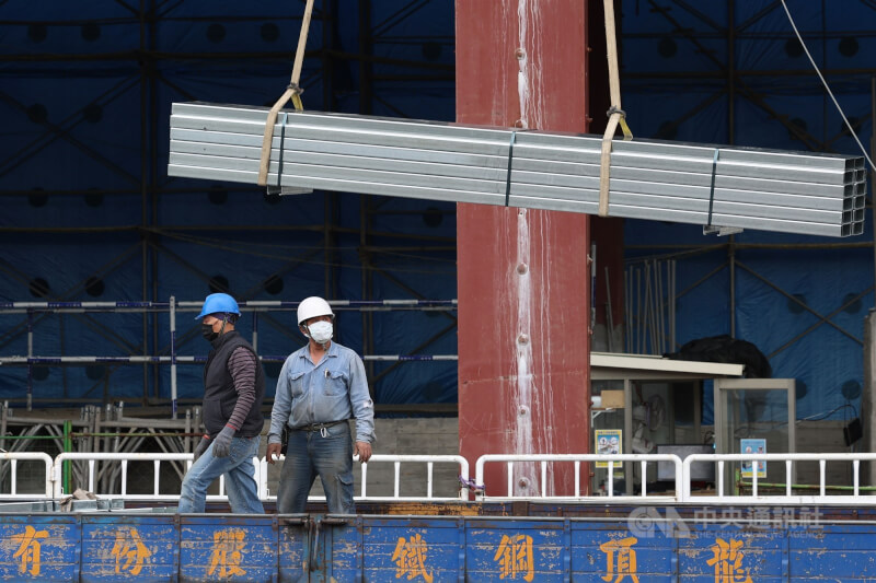 台經院30日公布，11月製造業景氣燈號跌落至藍燈。圖為在台北市中正區建築工人工作情形。（中央社檔案照片）