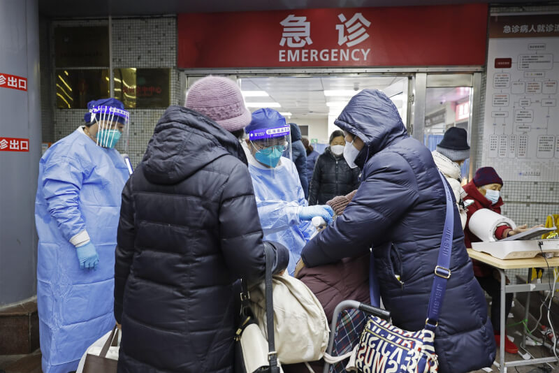 圖為26日上海一間醫院急診室醫護為病患進行檢查。（中新社）