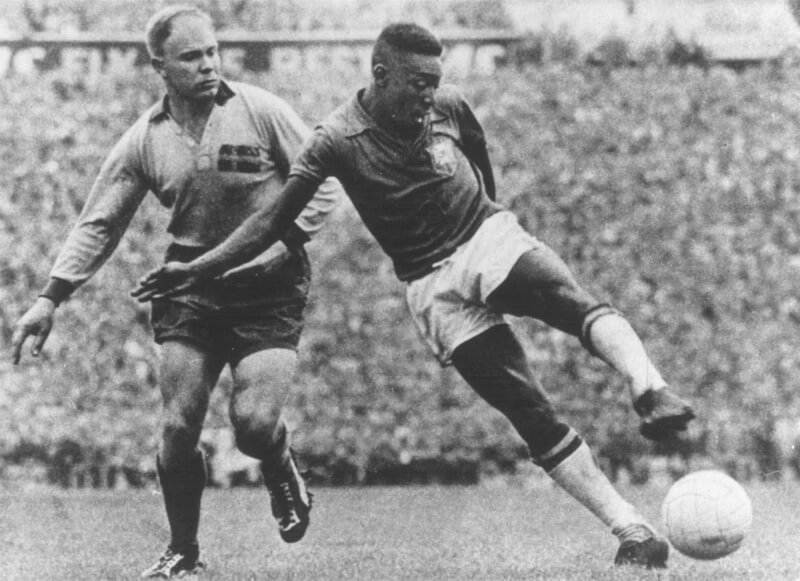 巴西「球王」比利29日過世，國際足球總會評價他是20世紀最偉大球員，也是「永垂不朽」的傳奇。圖為比利（右）在1958年世界盃決賽中踢球，巴西最終2踢走瑞典贏得冠軍，當時比利年僅17歲。（圖取自FIFA網頁fifa.com）