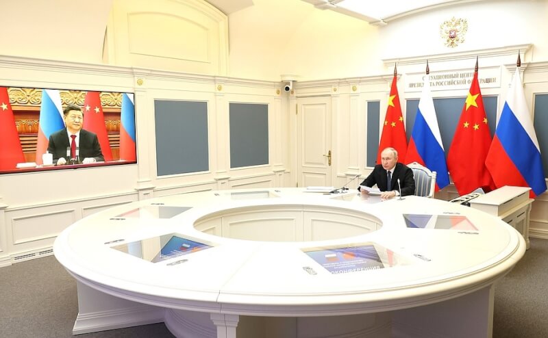 中國國家主席習近平（左）30日和俄羅斯總統蒲亭（右）舉行視訊會晤。（圖取自俄羅斯總統府網頁kremlin.ru）