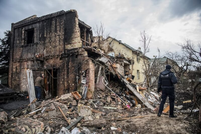 圖為29日烏克蘭基輔一棟房子遭俄國炸彈砲擊。（路透社）