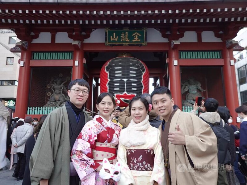 東京淺草寺是東京最古老的寺院，也是知名觀光景點。在前往寺院前的雷門前方，常可看到有觀光客穿著租來的和服拍照打卡。圖為4名來自台灣的觀光客。中央社記者楊明珠東京攝 111年12月31日