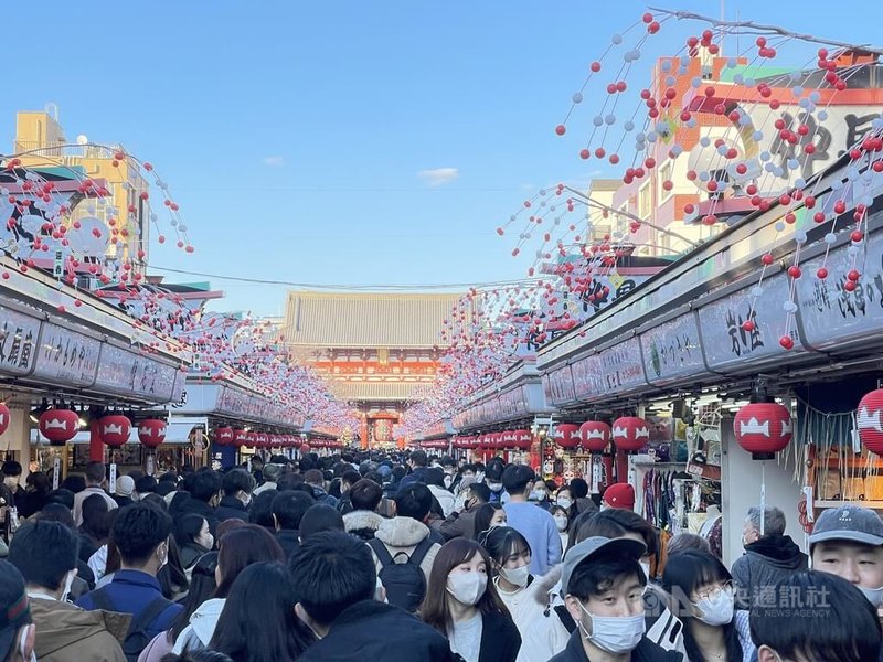 日本10月大幅鬆綁邊境管制後，東京淺草寺前方的商店街可看到湧入的遊客。許多海外觀光客喜愛來此感受日本傳統氣息。中央社記者楊明珠東京攝 111年12月31日