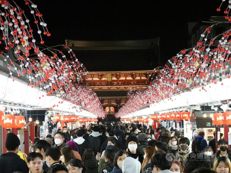 淺草寺是東京最具歷史的寺院，也知名觀光景點，新年前後充滿年味。跨年夜到新年前3天大約有將近300萬名遊客前來參拜。中央社記者楊明珠東京攝 111年12月31日