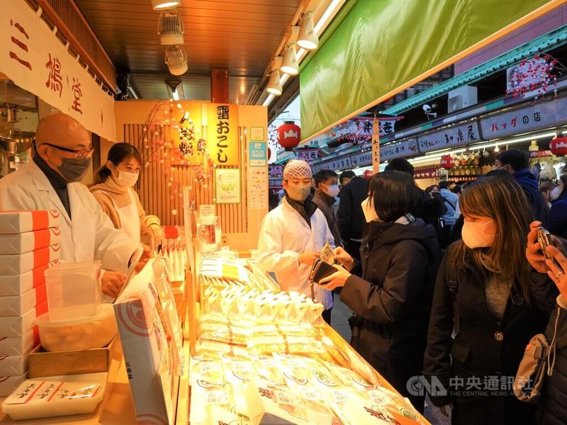 COVID-19疫情肆虐全球的情況下，這是疫清後，日本民眾第3年迎接新年到來，東京淺草寺前可看到許多外籍觀光客。店家老闆說，感謝許多台灣顧客上門。中央社記者楊明珠東京攝 111年12月31日