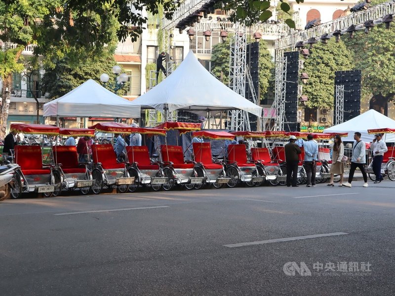 入冬之後的河內市因氣候涼爽正值國際旅遊旺季，河內市所有的三輪車都出動到還劍湖畔準備載客，但因為越南簽證政策不夠便利等因素，國際旅客人潮不多，車夫等了大半天都沒客人上門。中央社記者陳家倫河內攝  111年12月31日