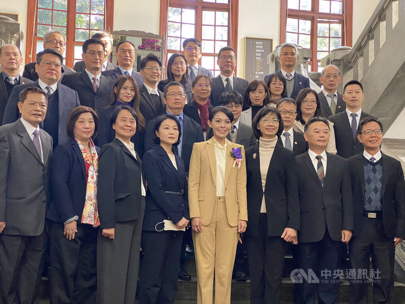 新竹市政府人事處31日表示，新竹市長高虹安（前右4）的市政團隊上任，民國112年度施政計畫與方針必然有所優化與調整，期許能和高虹安政見結合，達成巿府整體績效目標。圖為高虹安上任時與市府團隊合影。中央社記者魯鋼駿攝  111年12月31日