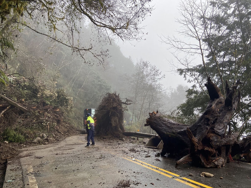 受連日降雨影響，太平山國家森林遊樂區聯外道路「宜專一線」22.5公里處31日下午發生邊坡坍方，道路一度雙向交通中斷，經緊急處理後，傍晚已可單線通車，但現場仍有持續性落石。（羅東林管處提供）中央社記者沈如峰宜蘭縣傳真  111年12月31日