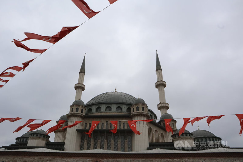 高通膨對土耳其民眾的消費能力造成沉重打擊，加上俄烏戰爭、能源及食品價格大漲以及貨幣里拉貶值，幾乎沒有人期待現況能在短期內改善。圖為伊斯坦堡塔克辛清真寺。中央社記者鍾佑貞伊斯坦堡攝 111年12月31日