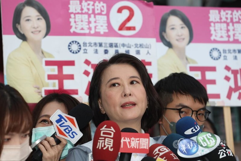 國民黨台北市第3選區立委補選候選人王鴻薇（中）31日上午前往濱江果菜市場拜票，並接受媒體聯訪。中央社記者吳家昇攝  111年12月31日