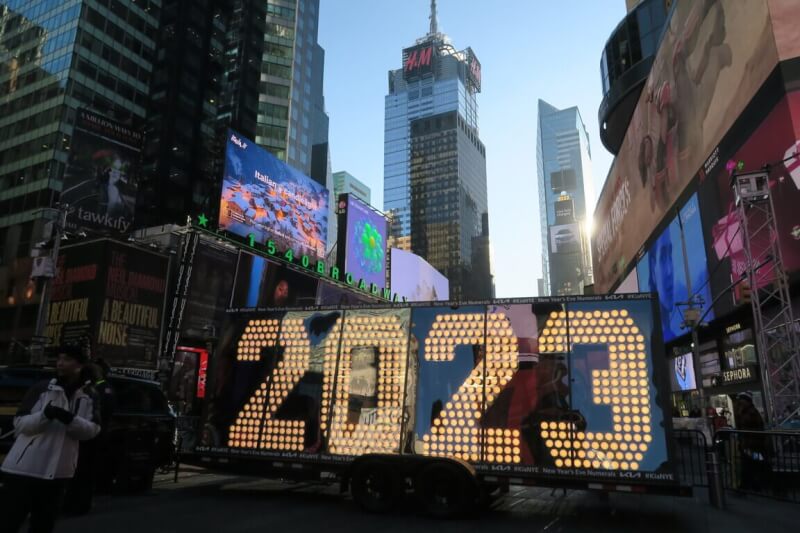 紐約時報廣場跨年活動即將登場，2023巨型數字燈登上時報廣場1號大樓樓頂前開放民眾參觀。圖攝於12月21日。中央社記者尹俊傑紐約攝 111年12月31日