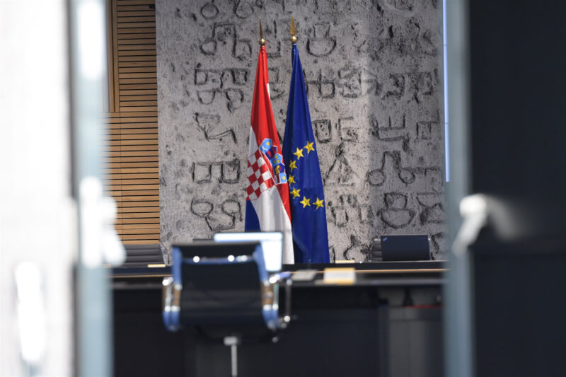 克羅埃西亞將於2023年1月1日加入歐元區，並成為申根區第27國。圖為克羅埃西亞國旗與歐盟旗幟。（圖取自twitter.com/VladaRH）