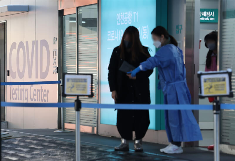 韓國政府30日宣布，駐中使領館明年1月2至31日停發赴韓短期簽證。圖為30日韓國仁川機場旅客經過篩檢站。（韓聯社）