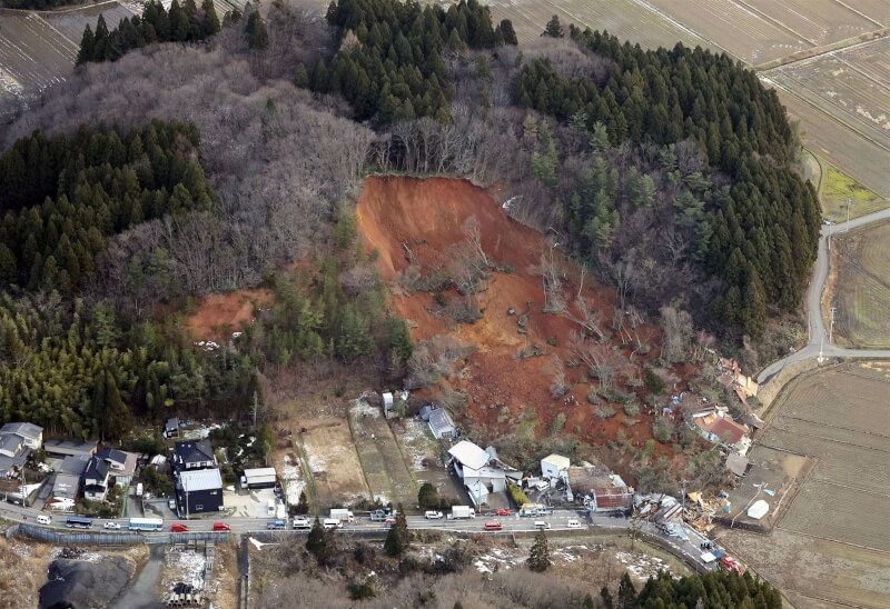 日本山形縣鶴岡市民宅後山31日凌晨發生崩塌，約10棟建物受波及倒塌。（共同社）