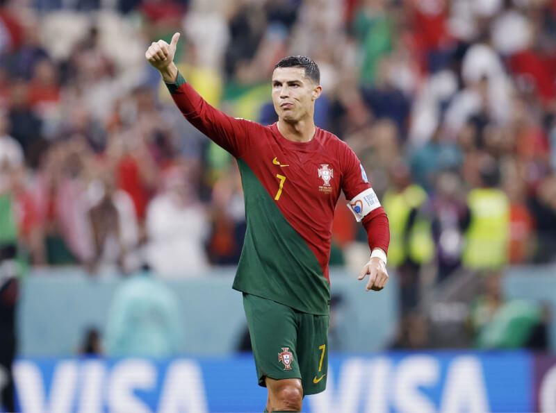 沙烏地阿拉伯足球隊艾納斯30日宣布，簽下葡萄牙足球明星「C羅」羅納度。圖為C羅12月6日出席世界盃足球賽葡萄牙與瑞士的比賽。（共同社）
