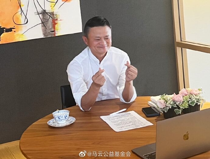 「馬雲公益基金會」30日發布訊息指指出，阿里巴巴創辦人馬雲（圖）透過視訊參與鄉村教師得獎人的見面會。（圖取自馬雲公益基金會微博weibo.com）