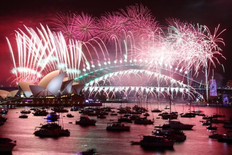 澳洲雪梨歌劇院及港灣大橋1日零時施放煙火迎接2023年。（法新社）