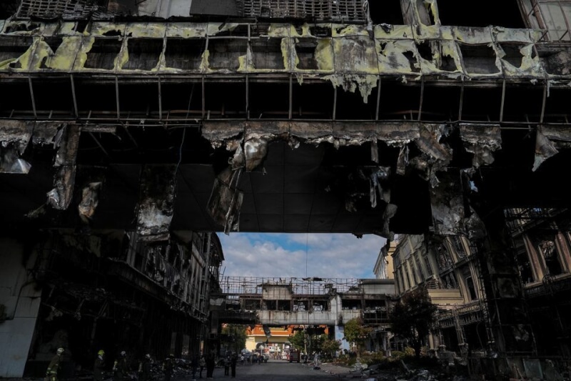 柬埔寨鑽石城賭場大飯店大火造成26人死亡，圖為30日被燒得焦黑的建物外觀。（路透社）