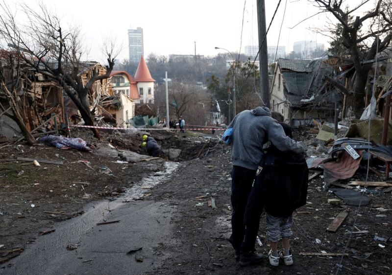 烏克蘭首都基輔市中心13日遭俄軍空襲，至少1死7傷。（路透社）