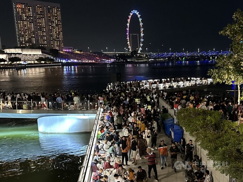 揮別疫情陰霾，新加坡濱海灣跨年活動盛大回歸，跨年當晚吸引大批民眾聚集。中央社記者侯姿瑩新加坡攝 112年1月1日