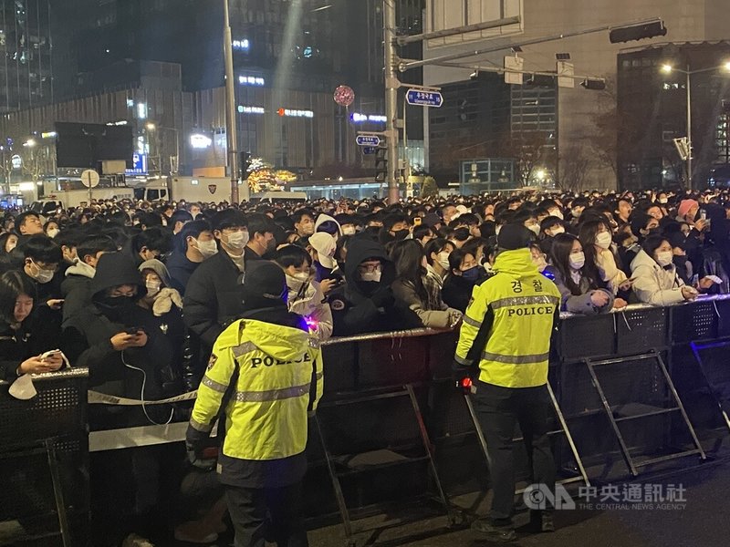 韓國首爾普信閣新年敲鐘儀式時隔3年舉行，吸引約10萬人聚集鐘閣一帶。中央社記者廖禹揚首爾攝  112年1月1日
